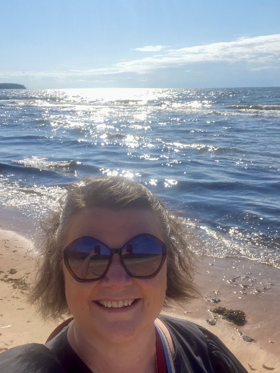 pia_helander's tweet photo. Hyvää #yrittäjänpäivä ä!
Vuoden ekalta lomaviikolta palanneena muistaa taas, että levänneenä on helpompi pyrkiä kohti onnistumisia⭐️
Näkökulmat laajenee ja puurtamisen sijaan näkee mahdollisuuksia. 
#yrittäjyys #palautuminen #lomajokatulitarpeeseen https://t.co/y31wz4Ihn6
