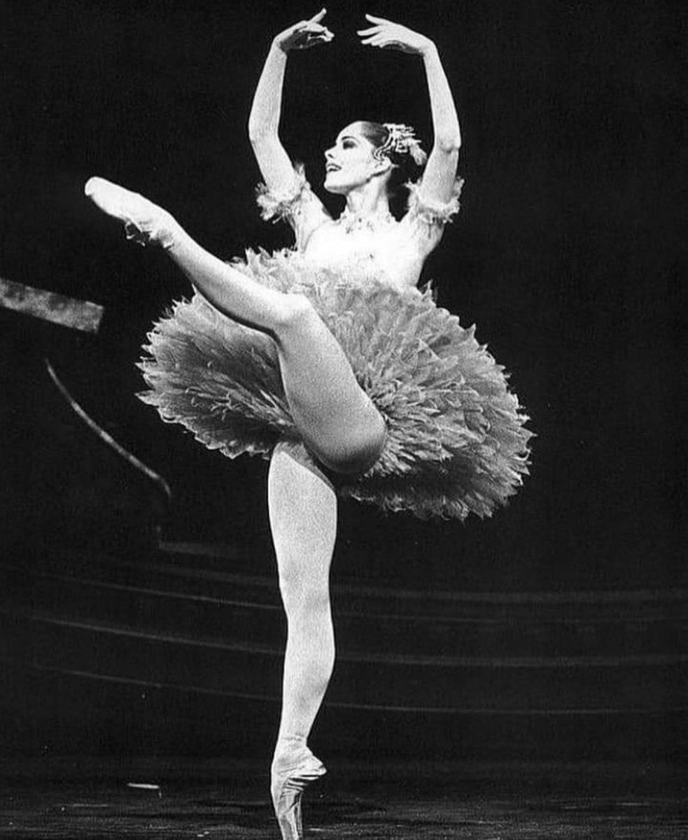 balletmediauk's tweet photo. 🩰✨ Celebrating Darcey Bussell on #TutuTuesday! From the Royal Ballet stage to fashion magazines, she's a dance icon and style inspiration. 💃💫 #DarceyBussell #BalletLegend https://t.co/RwSkwEXrMm