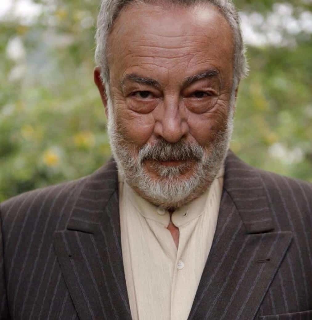 simdiduyduk's tweet photo. #SonDakika : 81 yaşındaydı… Usta oyuncu Mehmet Ulay Almanya'da hayatını kaybetti!

Onlarca projede yer alan #MehmetUlay’ın oynadığı dizilerden bazıları ise; Süper Baba, Kurtuluş, Küçük Besleme, Üvey Baba, #Mahkum, Emret Komutanım, Ezel, Arka Sıradakiler, Muhteşem Yüzyıl’dır. https://t.co/5TumcmlTJZ