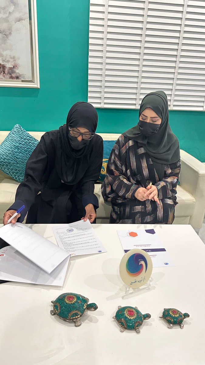 ass_aalya's tweet photo. وقعت رئيسة مجلس إدارة جمعية_عالية_لرعاية المعنفات أ.فوز الشمراني اتفاقية مع مركز نيلوفر للفنونniliuferart@في منطقة #تبوك لتعزيز التعاون المشترك بين الجمعية والمركز نسأل الله العون والتوفيق https://t.co/YD5xRMoHHW