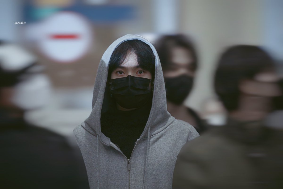 heewonist's tweet image. heeseung fansites always taking pics of heeseung like hes starring in a romance movie