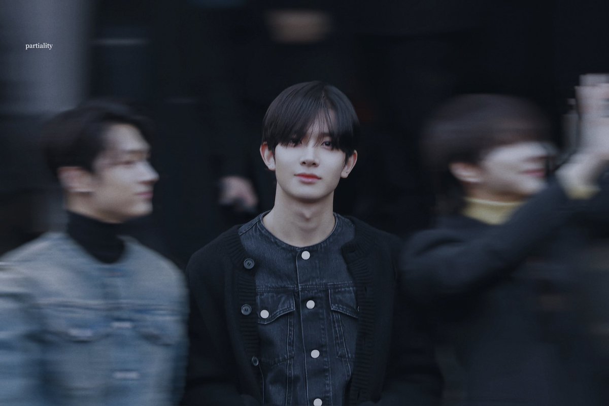 heewonist's tweet image. heeseung fansites always taking pics of heeseung like hes starring in a romance movie