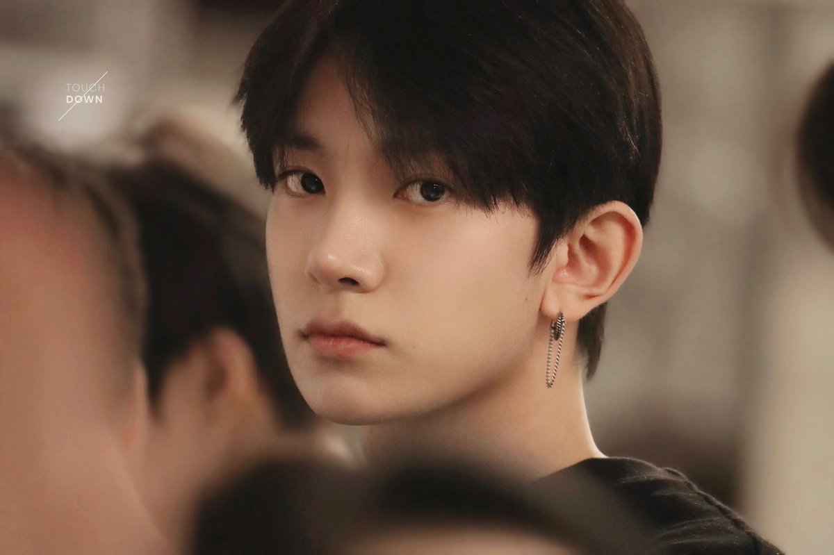 heewonist's tweet image. heeseung fansites always taking pics of heeseung like hes starring in a romance movie