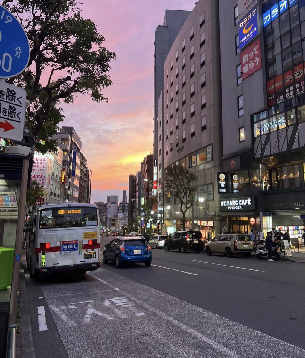 angemobile's tweet photo. 家に帰る途中で見た日没。
とても癒されますね。🥰

#夕焼け #夕焼け空
#夕陽 #日没 https://t.co/cVanMwUmMn