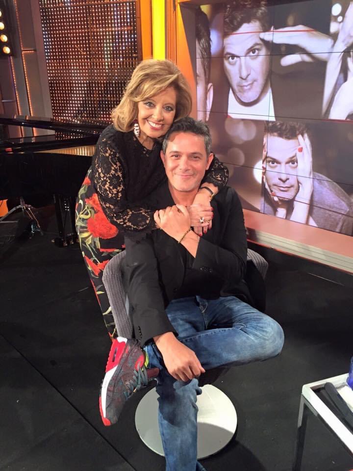 Grabo sonrisas y risas, y una de ellas es la tuya, así podré escucharla siempre. Gracias, María Teresa, tú sola abriste miles de corazones de los que nunca saldrás ❤️