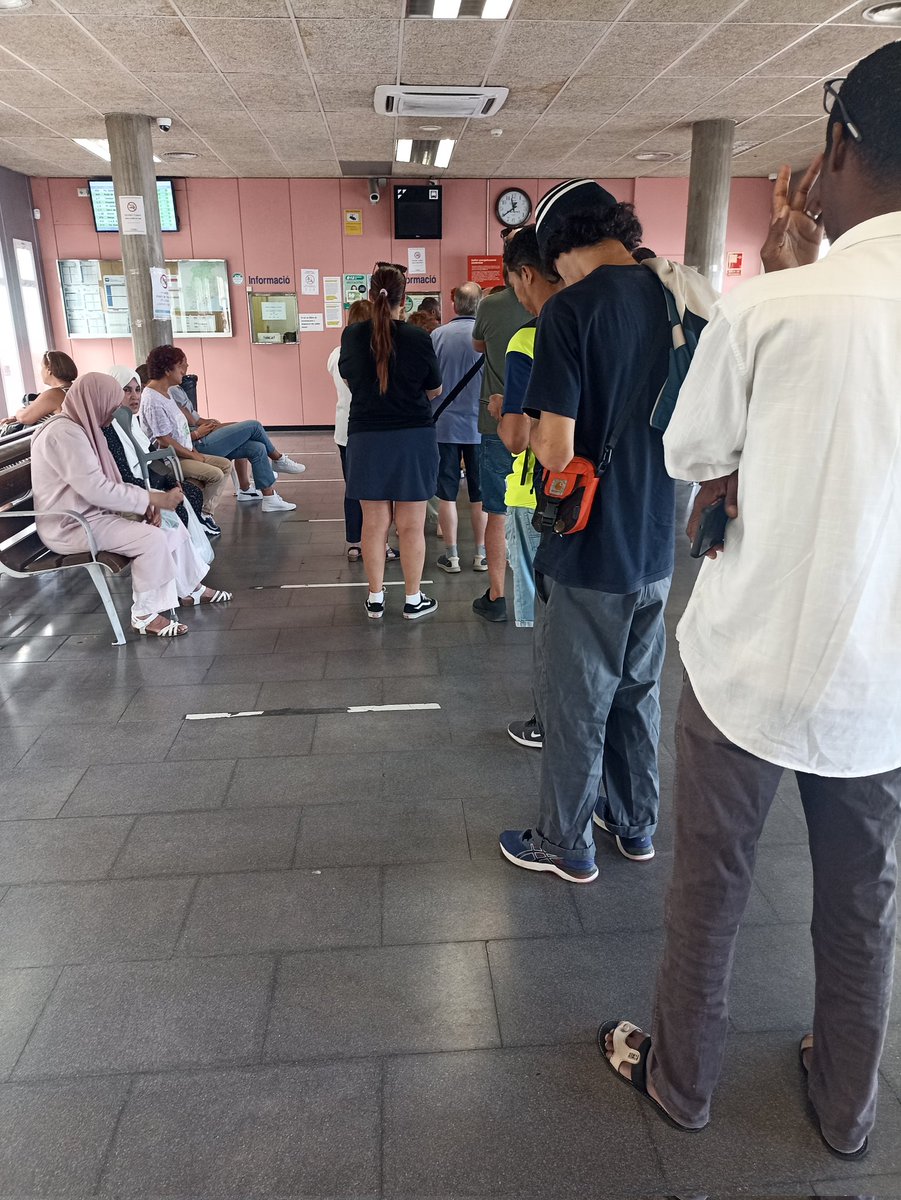 LaiaBas's tweet photo. .@sagalesbus només una persona atenent clients? Venda de bitllets i gestions de TMB com T-Mobilitat? Cal aquesta atenció tan precària??? #transportpublic versus cotxe privat, ens ho posen difícil. #osona https://t.co/ZEcuhGU9NE