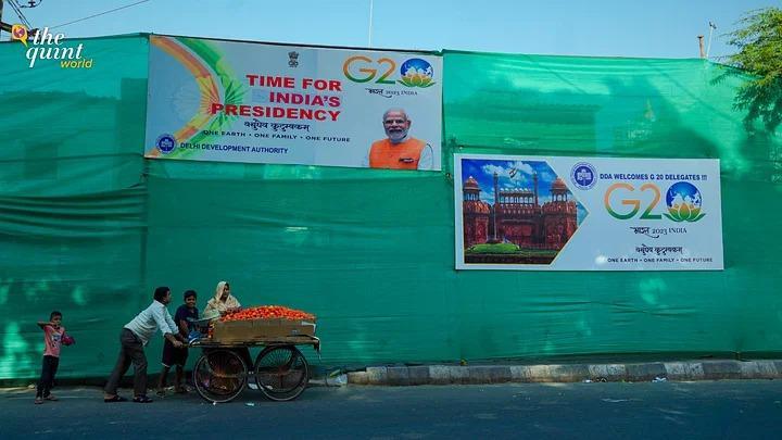 TheQuint's tweet photo. #Photos | With #Delhi's beautification drive ahead of #G20Summit in full swing, slums are being hidden behind green sheets. By @ribhuchatterji &amp; @PranTxt.

See more: https://t.co/EhWdrQg5CP https://t.co/xF13XhAWvl