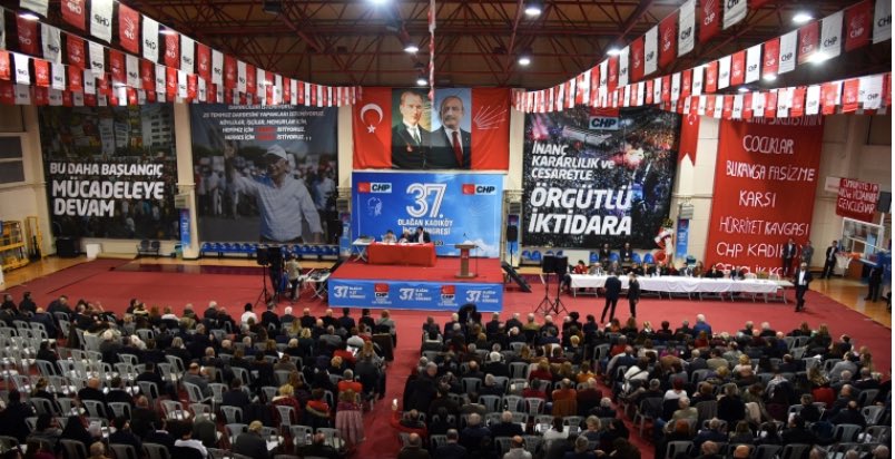 KULİS | CHP İstanbul İl Kongresi öncesi Genel Merkez ve “Değişimciler” arasındaki delege mücadelesinde son durum: 🔺İki taraf da durumun 350-250 kendi lehlerine olduğunu iddia ediyor 🔺Daha tarafsız isimlere göre durum 325-275 Kılıçdaroğlu lehine ama delegelerin oyları kimse…