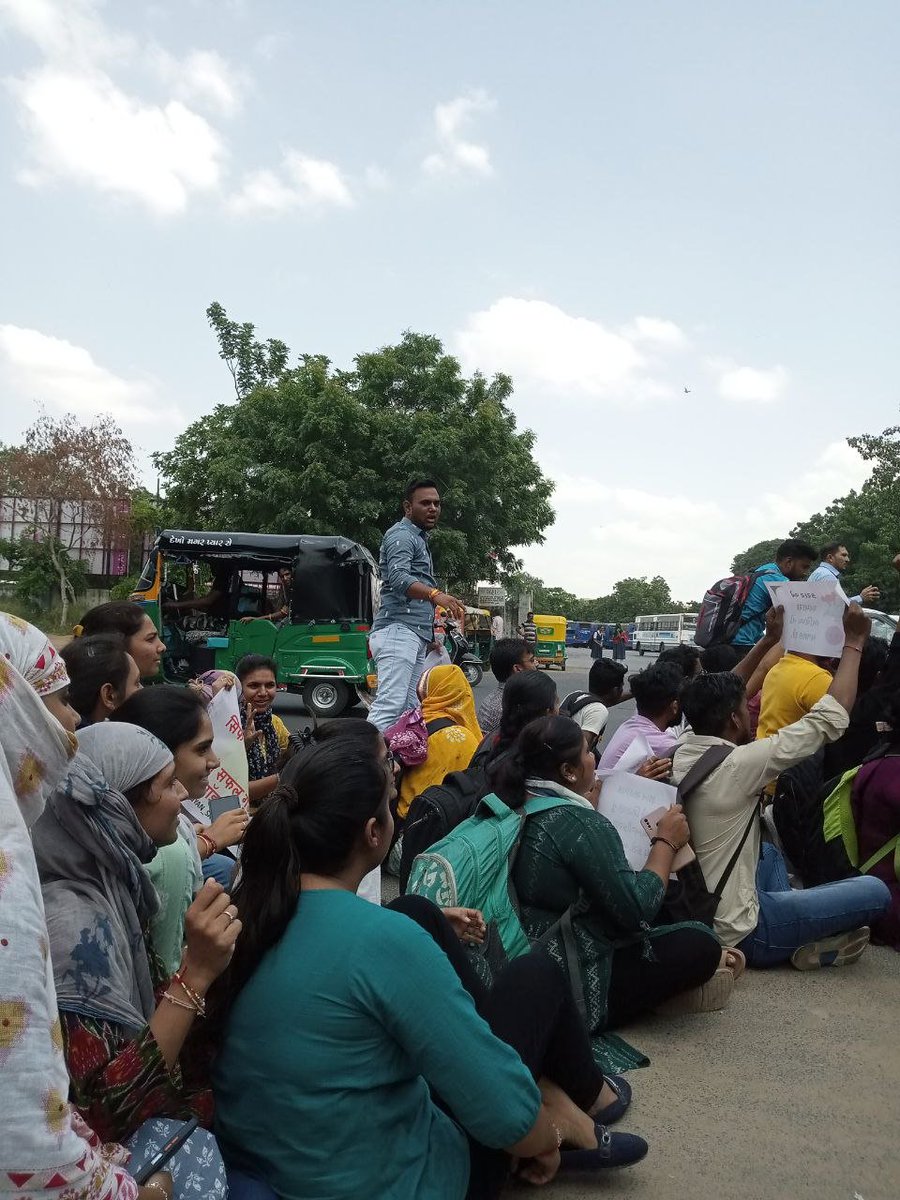 HardikDhokiya19's tweet photo. Reality of gujarat teacher model 
Techerday na rasta par teacher che to am janata nu su ?????@CMOGuj @PMOIndia @VishvaVyas2 https://t.co/FW0dLlTzg9