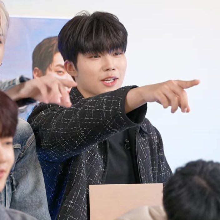bbopgw's tweet photo. gunwook just demanded his mom to buy 4 copies of dicon 😭😭 

🐈‍⬛: “mom if you’re watching this, order 4 copies! we’re a 4 person household! if you’re watching order now! on dicon mall!” https://t.co/WKAWpjxEV1