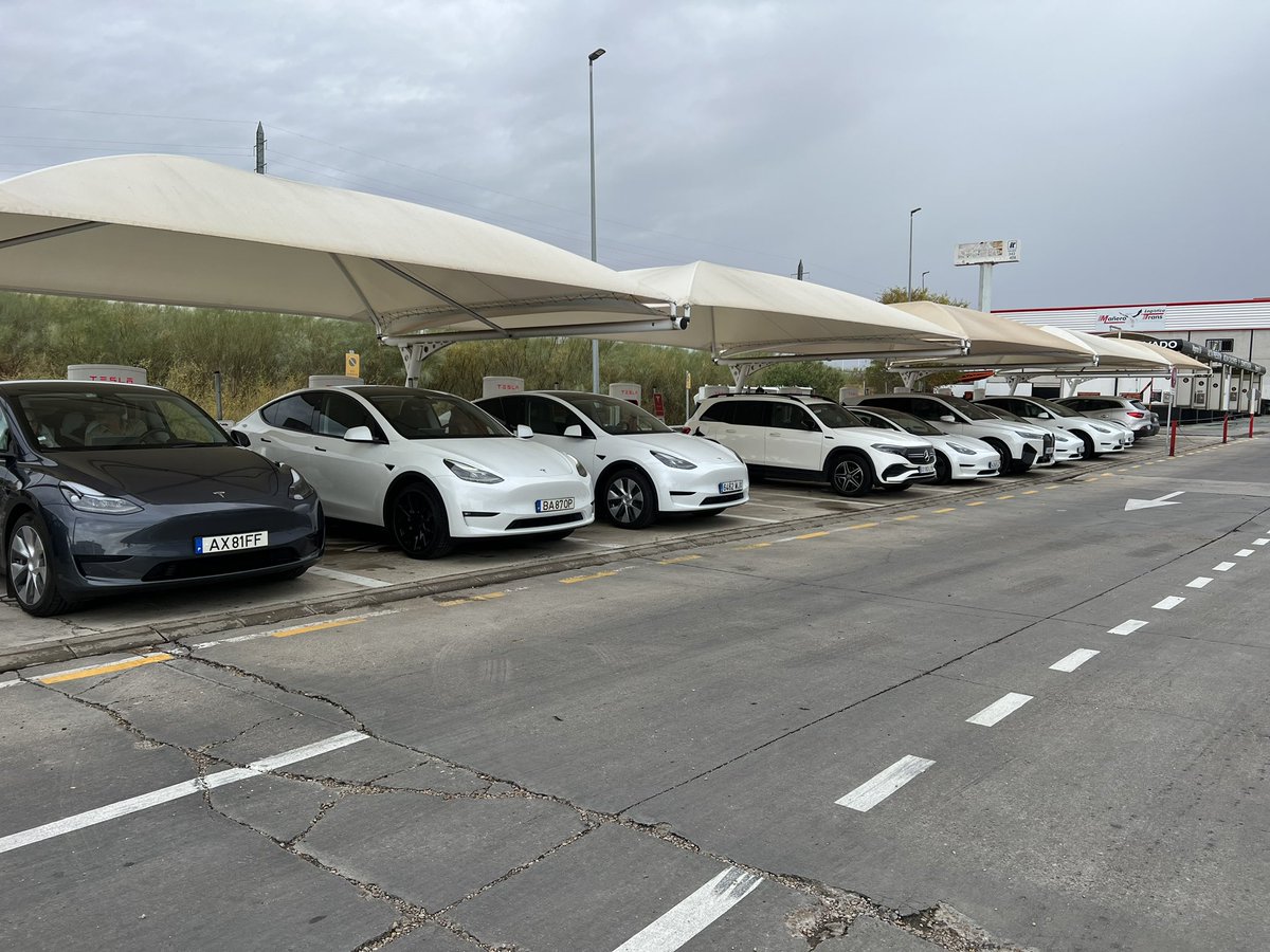 Jorge_Saura's tweet photo. Cargador Merida lleno gracias a 2 vehículos ocupando 4 bahías. El sistema marcaba libres. #Tesla @superchargeinfo @superchargefeed @TeslaCharging @Tesla https://t.co/U2EEasqh8D