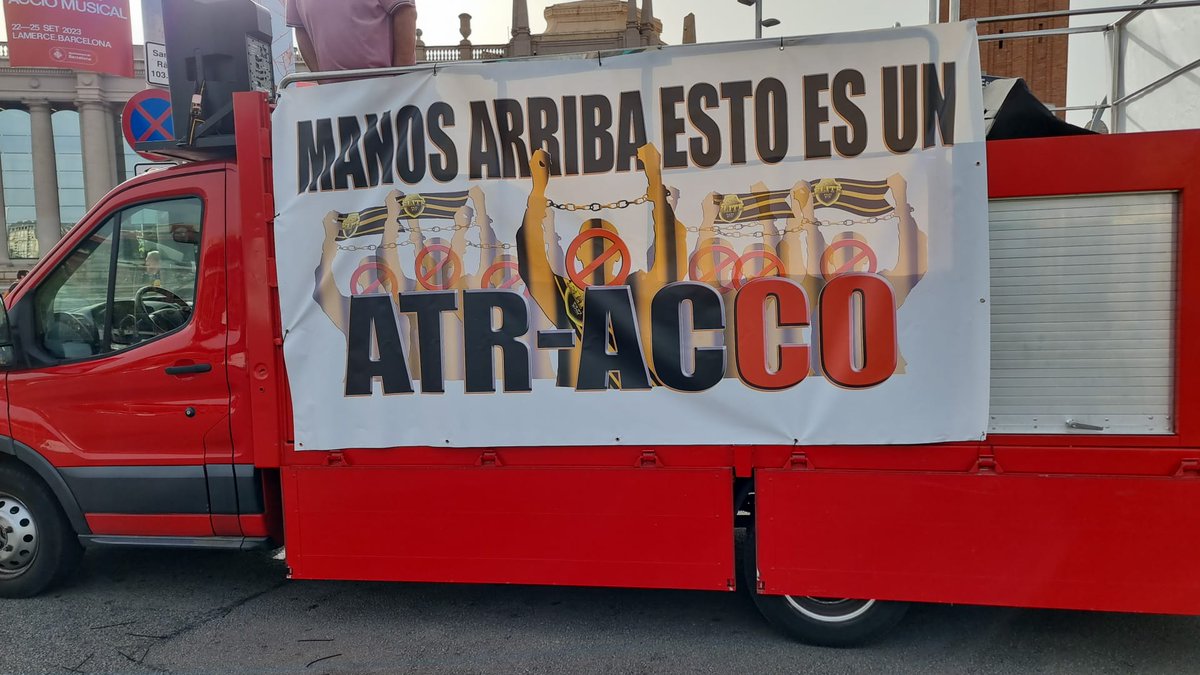 Elite_TaxiBcn's tweet photo. Ni un paso atrás. Aquí está en juego mucho más que una sanción, aquí está en juego la libertad de expresión, la lucha de los pequeños autónomos contra las grandes plataformas como #Uber, está en juego el no aceptar una mordaza para dejar camino libre al gran capital y a la precariedad.
Esto no es San Francisco, es Barcelona.
#FuckUber #FuckAcco