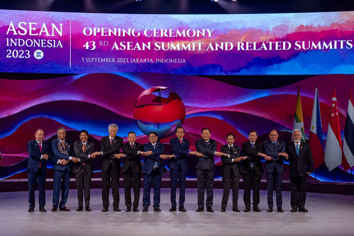 anwaribrahim's tweet photo. Hari ini saya mengetuai delegasi Malaysia ke Sidang Kemuncak ASEAN ke-43 di Jakarta sambil diapit Menteri Luar Malaysia Dato’ Seri Dr Zambry Abdul Kadir dan Menteri Pelaburan, Perdagangan dan Industri (MITI) Tengku Datuk Seri Zafrul Abdul Aziz.

Pada sesi Pleno, saya singgung kepentingan mengekalkan kepaksian, kepusatan dan perpaduan ASEAN di tengah-tengah persaingan geopolitik dan ketidaktentuan geo-ekonomi. 

Sementelahan, saya turut menggesa ASEAN meneruskan usaha memperkukuh kapasiti dan keberkesanan institusinya serta memastikan persaingan geopolitik ini tidak akan menjejaskan keamanan, kestabilan dan kemakmuran di rantau ini mahupun mencetuskan kesenjangan atau kegalauan sesama rakan ASEAN.

Saya seterusnya menyeru agar ASEAN melaksanakan pengaturan strategik yang lebih besar untuk meningkatkan integrasi ekonomi dalam ASEAN dan berusaha ke arah arkitektur  ekonomi serantau yang cergas, inklusif, mampan dan berdaya tahan.

Semasa sesi Pemukiman pula, rakan-rakan sejawat turut membincangkan secara meluas mengenai pelaksanaan Kemuafakatan Lima Perkara (5PC) di Myanmar dan ASEAN Outlook on the Indo-Pacific. 

Dalam platform ini, saya turut menyuarakan kekecewaan Malaysia terhadap kurangnya kemajuan bermakna dalam pelaksanaan 5PC, dan ketidakstabilan yang berterusan di Myanmar. 

Saya tekankan bahawa ASEAN perlu menangani isu Myanmar dalam pendekatan yang diselaraskan, dan agar ASEAN memanfaatkan Rakan Dialognya, termasuk PBB. 

Nada tegas telah dilontarkan kepada Myanmar supaya menunaikan kewajipannya sebagai Negara Anggota ASEAN mengikut peruntukan dalam Piagam ASEAN.

Moga rantau ini terus sukses bersama-sama, Insya-Allah.

#MalaysiaMADANI
#ASEAN
#AseanSummit