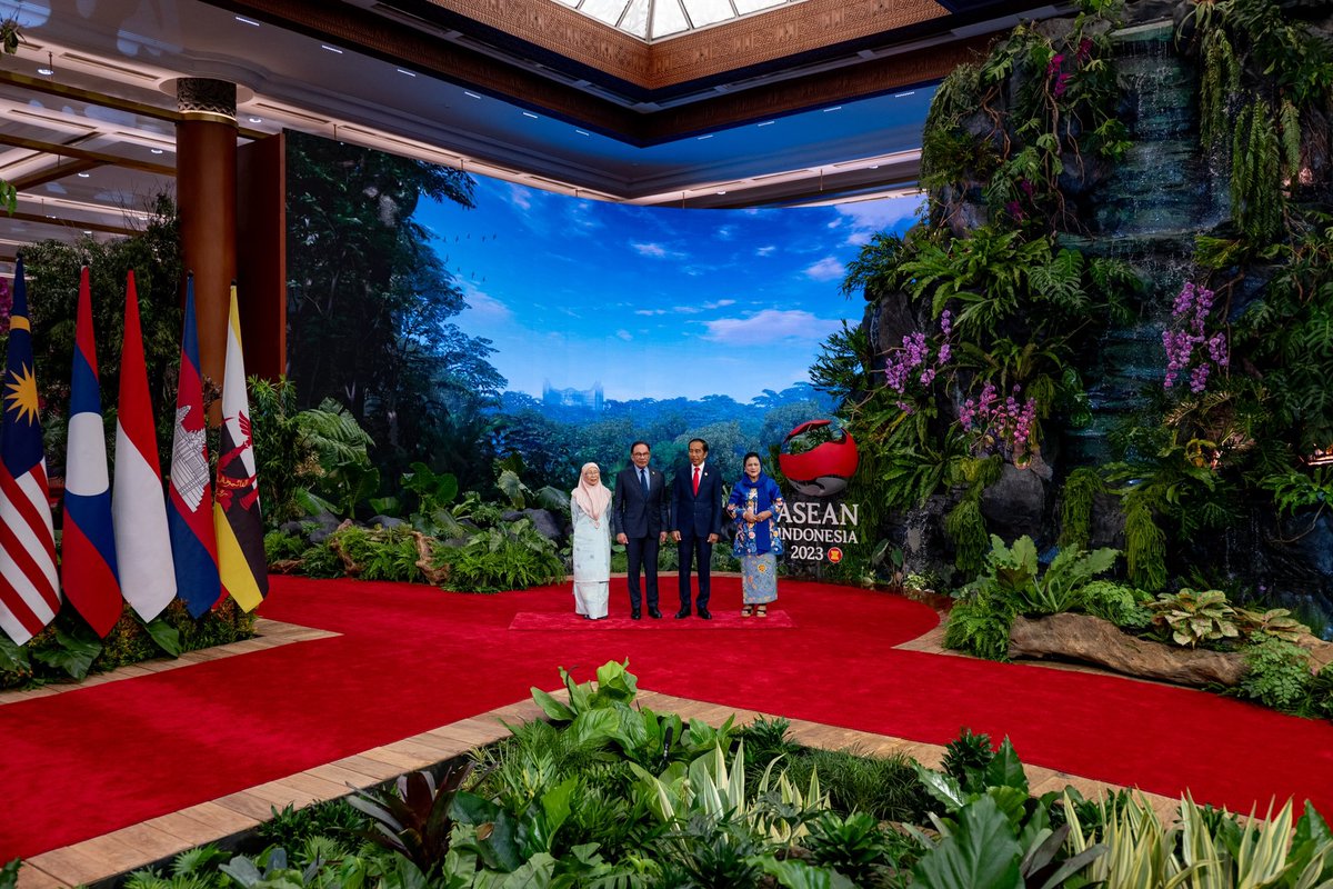 anwaribrahim's tweet photo. Hari ini saya mengetuai delegasi Malaysia ke Sidang Kemuncak ASEAN ke-43 di Jakarta sambil diapit Menteri Luar Malaysia Dato’ Seri Dr Zambry Abdul Kadir dan Menteri Pelaburan, Perdagangan dan Industri (MITI) Tengku Datuk Seri Zafrul Abdul Aziz.

Pada sesi Pleno, saya singgung kepentingan mengekalkan kepaksian, kepusatan dan perpaduan ASEAN di tengah-tengah persaingan geopolitik dan ketidaktentuan geo-ekonomi. 

Sementelahan, saya turut menggesa ASEAN meneruskan usaha memperkukuh kapasiti dan keberkesanan institusinya serta memastikan persaingan geopolitik ini tidak akan menjejaskan keamanan, kestabilan dan kemakmuran di rantau ini mahupun mencetuskan kesenjangan atau kegalauan sesama rakan ASEAN.

Saya seterusnya menyeru agar ASEAN melaksanakan pengaturan strategik yang lebih besar untuk meningkatkan integrasi ekonomi dalam ASEAN dan berusaha ke arah arkitektur  ekonomi serantau yang cergas, inklusif, mampan dan berdaya tahan.

Semasa sesi Pemukiman pula, rakan-rakan sejawat turut membincangkan secara meluas mengenai pelaksanaan Kemuafakatan Lima Perkara (5PC) di Myanmar dan ASEAN Outlook on the Indo-Pacific. 

Dalam platform ini, saya turut menyuarakan kekecewaan Malaysia terhadap kurangnya kemajuan bermakna dalam pelaksanaan 5PC, dan ketidakstabilan yang berterusan di Myanmar. 

Saya tekankan bahawa ASEAN perlu menangani isu Myanmar dalam pendekatan yang diselaraskan, dan agar ASEAN memanfaatkan Rakan Dialognya, termasuk PBB. 

Nada tegas telah dilontarkan kepada Myanmar supaya menunaikan kewajipannya sebagai Negara Anggota ASEAN mengikut peruntukan dalam Piagam ASEAN.

Moga rantau ini terus sukses bersama-sama, Insya-Allah.

#MalaysiaMADANI
#ASEAN
#AseanSummit