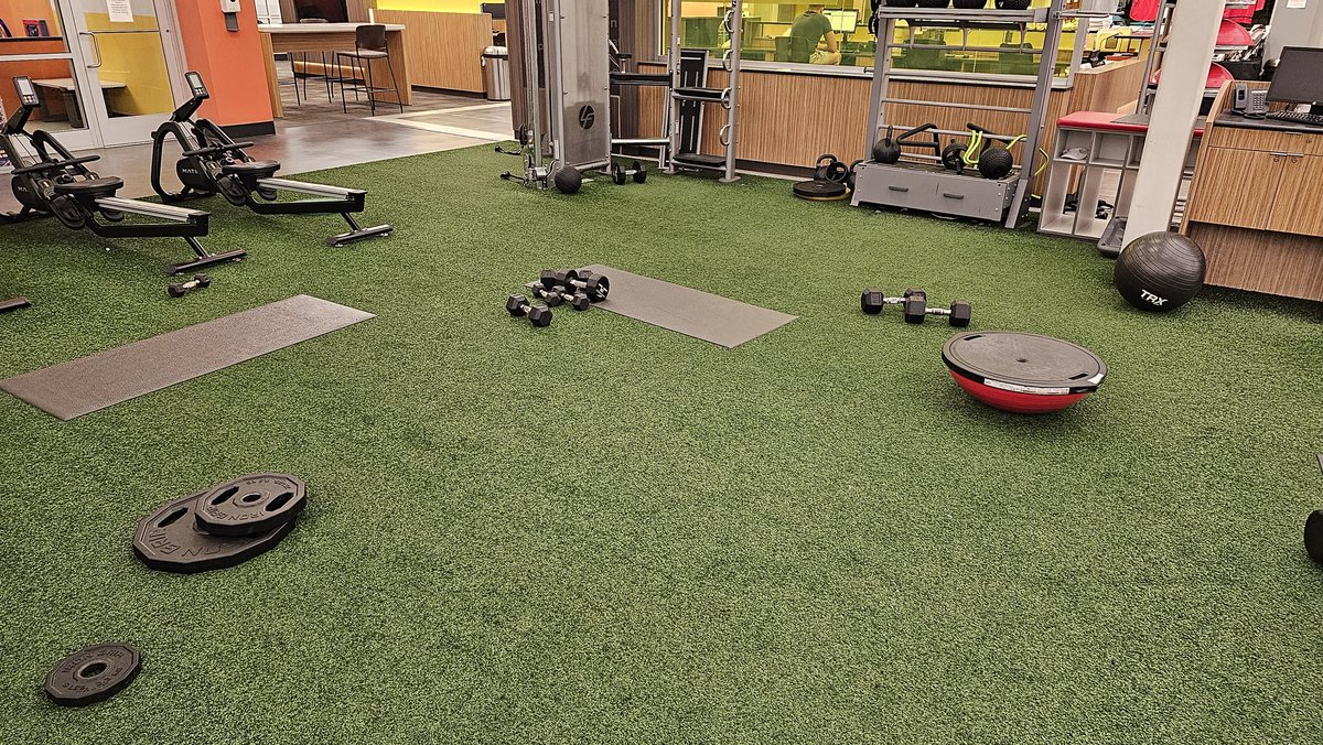 netengineer68's tweet photo. @LAFitness Must be nice to have an LA Fitness like that. The one in Ashburn VA is horrible! It's dirty, weights all over the place and it's supposed to be a "Signature" club. That's what it lloks like at 5 AM when it opens. https://t.co/XWiZNpFrPh
