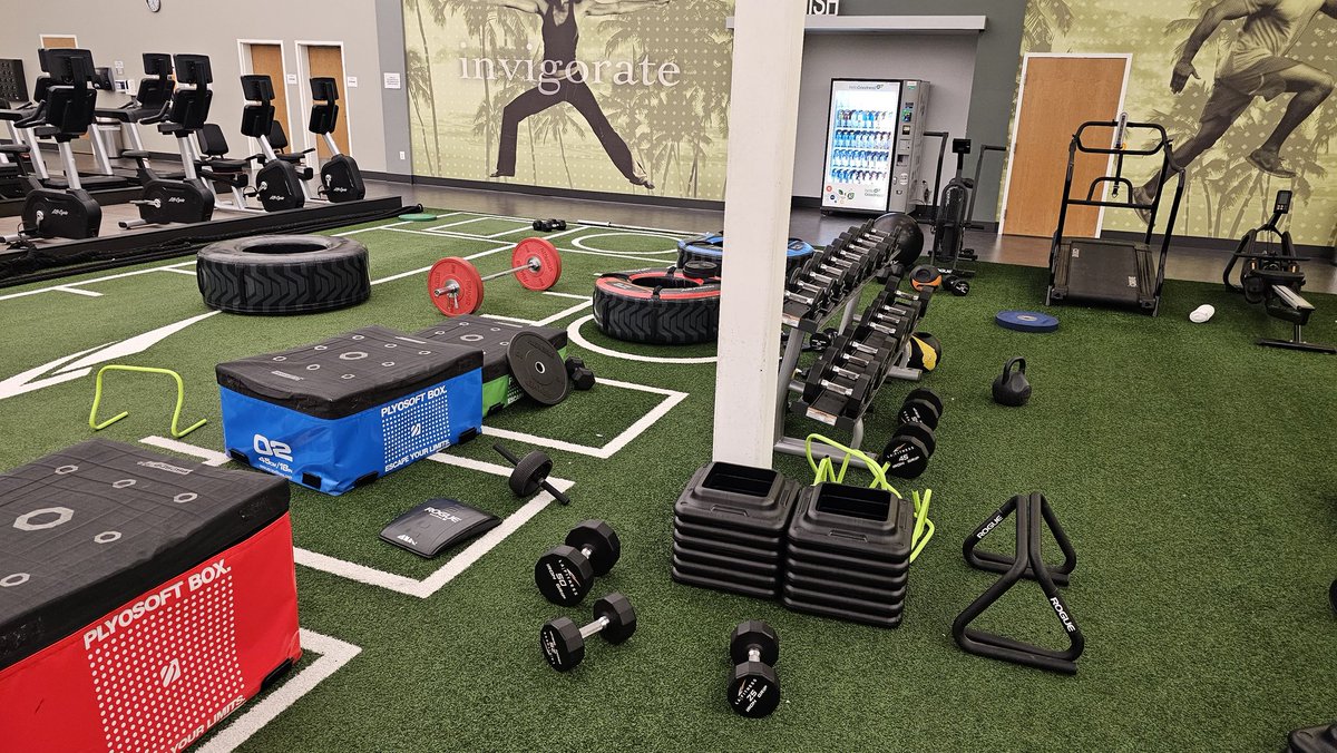 netengineer68's tweet photo. @LAFitness Must be nice to have an LA Fitness like that. The one in Ashburn VA is horrible! It's dirty, weights all over the place and it's supposed to be a "Signature" club. That's what it lloks like at 5 AM when it opens. https://t.co/XWiZNpFrPh