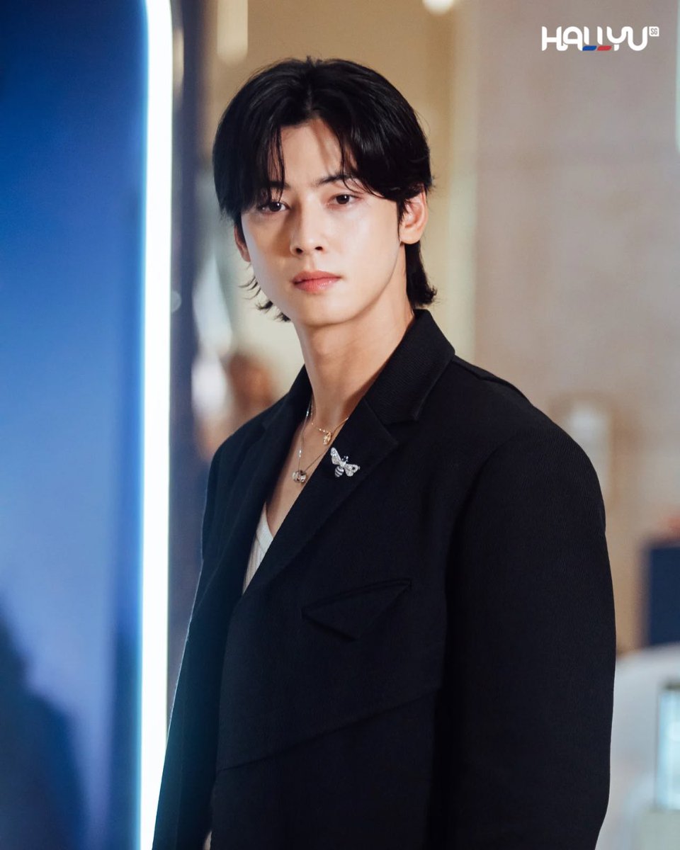 HallyuSG's tweet photo. #ChaEunwoo is here in Singapore, serving visuals at the Chaumet pop-up boutique at ION Orchard ✨

Check out more photos of him below.

#차은우 #车银优 #Chaumet https://t.co/xXwDkIjdGF