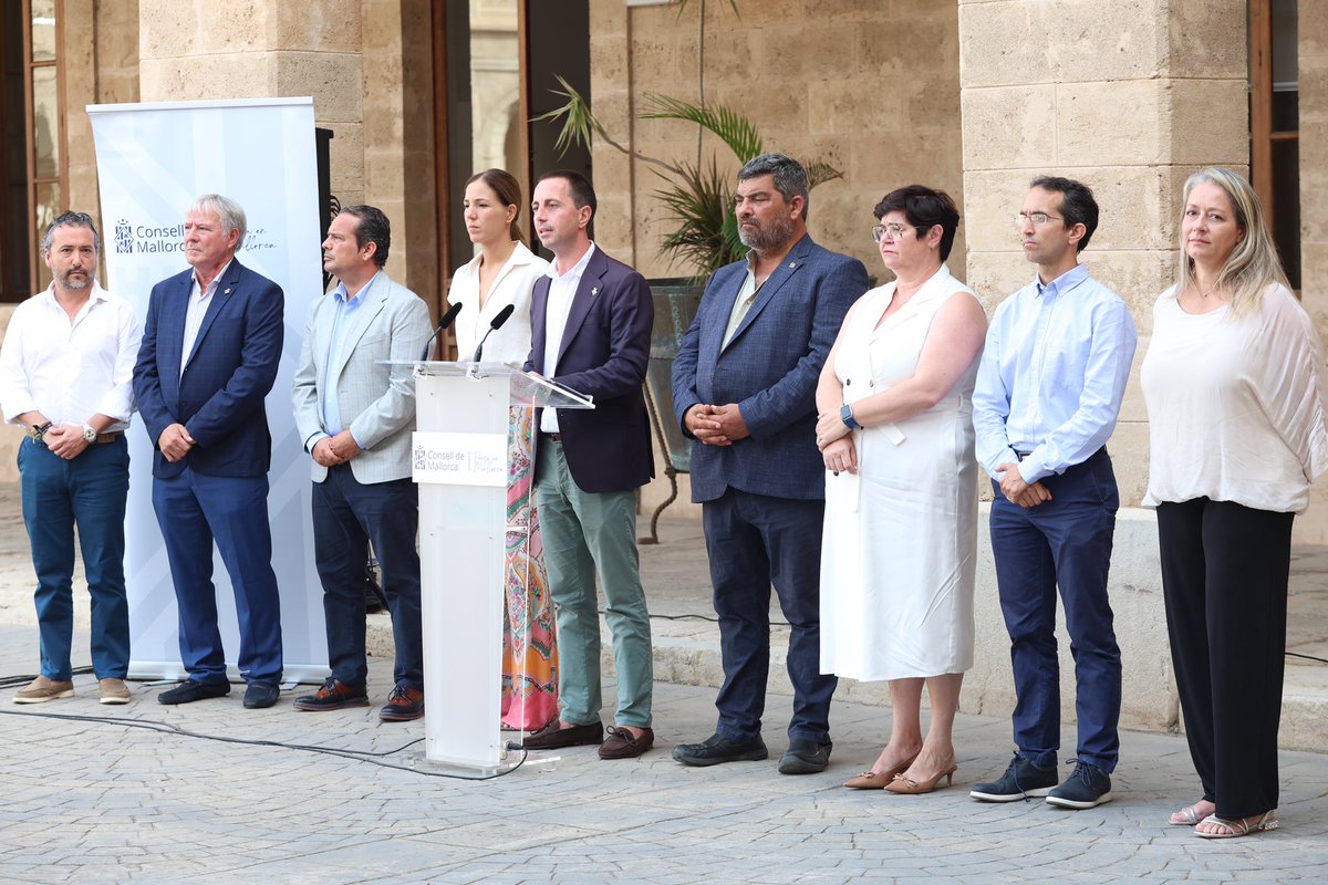 Ll_Galmes's tweet photo. He anunciat l’inici d’un estudi de càrrega per saber la capacitat de les carreteres de Mallorca. 
Un dels meus compromisos és desembossar l’illa, però necessitam tenir tota la informació abans de prendre decisions. Ho farem de la mà dels sectors implicats.
https://t.co/wypYRp0bVl https://t.co/8NVzOVqpwI