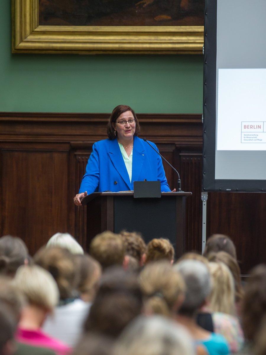 SenWGP's tweet image. Eröffnung der Berliner Fachstelle für #Suizidprävention.  Neben der Website: suizidpraevention-berlin.de, wurde eine Aufklärungskampagne + Sonderausstellung im #BodeMuseum präsentiert. 
Mit dabei: Berlins Staatssekretärin Ellen Haußdörfer. #SchweigenkostetLeben #SuizidkeinTabu