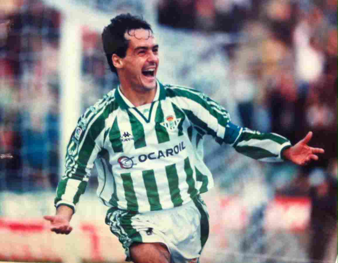 Tal día como hoy, 5/9/1993, debutó en el @RealBetis D. Alexis Trujillo. El debut se produjo en el Benito Villamarín frente al @Merida_AD. El Betis ganó ese partido por 2-0. #betis #betistoria 📸: @marca
