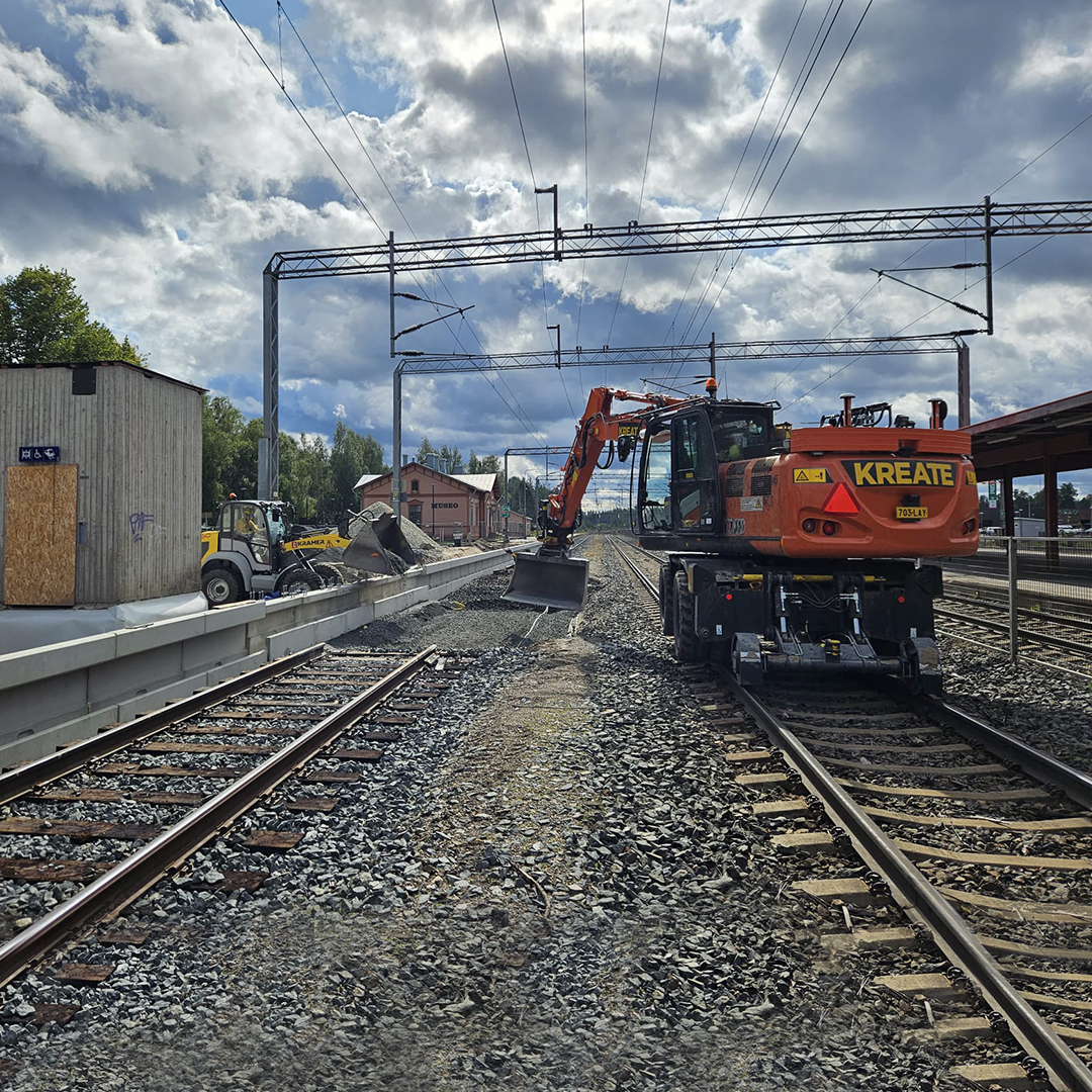 KreateOy's tweet photo. Viiden risteävän rautatien asemalla Pieksämäellä työt etenevät hyvään tahtiin 👉 pohja-, silta- ja rataosaajamme rakentavat matkustajalaitureita 1 ja 6 esteettömiksi. Samalla parannamme laiturialueen kunto- ja varustetasoa💪 
#KreateOy #radalla #infralla #pieksämäki @vaylafi https://t.co/fHPV0MzMZu