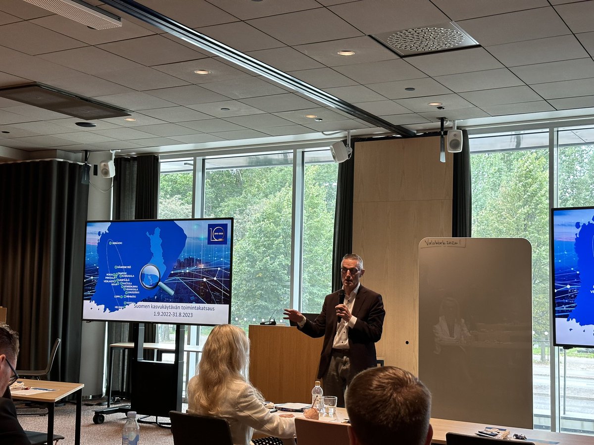 Suomen Kasvukäytävähankkeen strategiapäivässä. Helsingistä Seinäjoelle ulottuva vyöhyke on tehnyt alustatyötä kestävälle liikkumiselle ja kaupunkikehitykselle. Parhaat käytännöt ja lähitulevaisuuden askeleet pöydällä.

Äänessä <a href="/EeroHolstila/">Eero Holstila</a> (MDI)