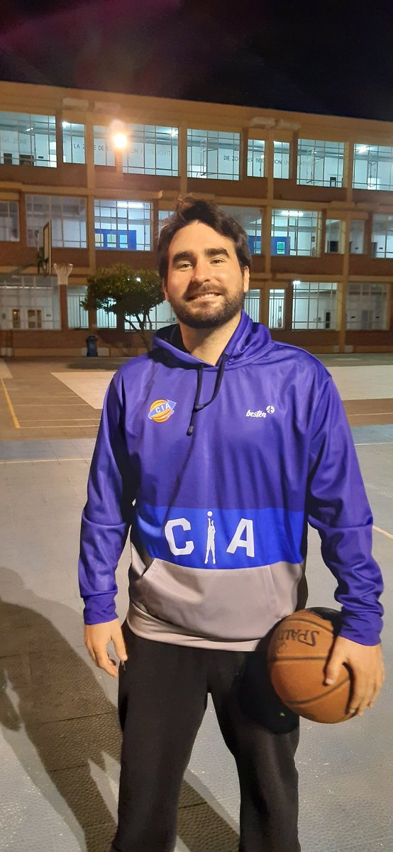 Primer septiembre desde hace muchos, aunque se han pasado demasiado rapidos, sin nuestro <a href="/nachobenitez15/">Nacho</a> en el patio <a href="/ColeMontaigneSe/">Colegio Montaigne Sevilla</a> Disfruta de esa gran Melilla y de su gente. 
Vuelve a darnos clinics hermano. Te echamos de menos 😘
#SomosCIA #PasionAZUL <a href="/melillabcto/">Club Melilla Baloncesto</a>