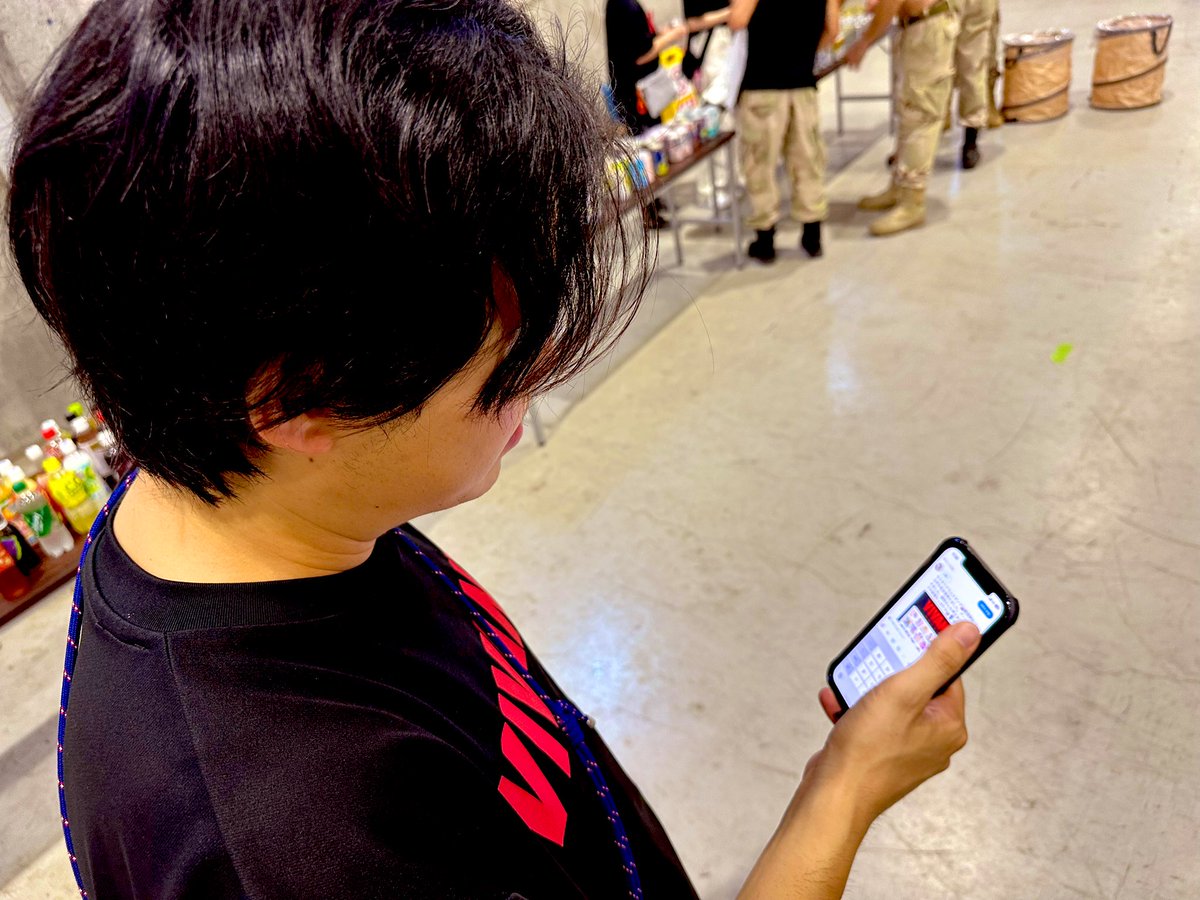 JBXIN's tweet photo. ジャイさんと小島監督同学年なの！？

このように、怒涛の勢いで面白小ネタをぶちまけるよーへい監督。

毎日これだけの投稿するのは一筋縄ではありません。
収録中も隙間を縫って目を光らせ指を走らせてました！
お陰で本当に楽しい！！！流石！！
#VIVANT #TBS_VIVANT https://t.co/mOgPjdjrVy