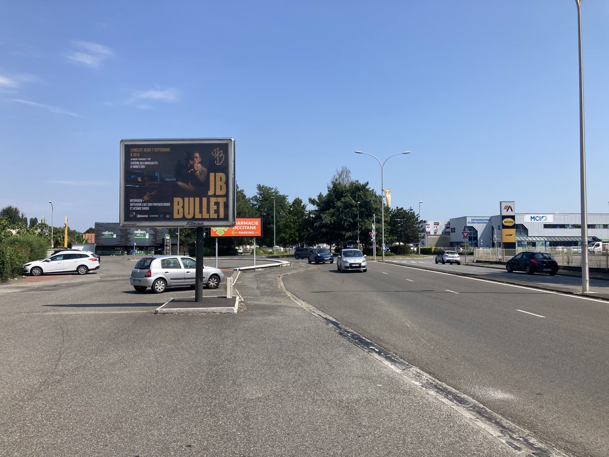 jbbulletnotaire's tweet photo. [J-2🤩]

Etant actuellement toujours près de notre capitale, merci à tous les copains qui m'ont envoyé ces quelques clichés des panneaux dans l'agglomération tarbaise, c'est grâce au soutien combiné de @MairieTarbes @tarbestourisme et des équipes de @JCDecaux_France à qui j'adresse mes plus chaleureux remerciements 🙏. 
Je vous avoue que ça fait bizarre ! 😅

Hâte de vous retrouver après-demain, ça va être génial 🕺 ! je suis vraiment impatient de découvrir les surprises que m'auront réservé @pontacqradio et @laradioatomic 🤪

La billetterie sécurisée en ligne est toujours disponible à ce lien, sinon amis du sud-ouest ou de passage en Bigorre vous pourrez toujours acheter votre ticket sur place jeudi à 20h au Théâtre des Nouveautés de Tarbes (65) au tarif unique de 10€ 😊
https://t.co/eSu0J8o6F6

Bonne journée à tous !
- JB

#Tarbes #Lourdes #SudOuest #Concert #Musique #HautesPyrénées #65