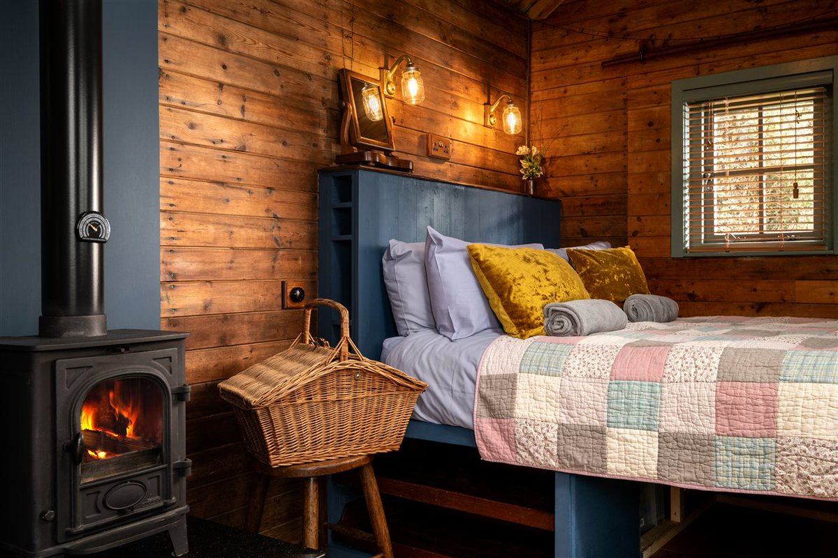 Unwind in vintage shepherds huts at #GreenhillGlamping 🌿 Experience rustic charm on a working farm, overlooking the serene #AlkhamValley 🐑🐴 Book your #FarmStayUK now: farmstay.co.uk/accommodation/…