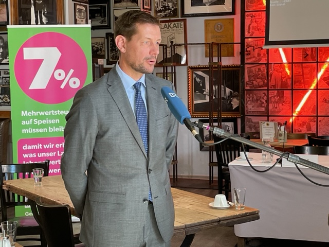 Gastgewerbe  Bilanz und Ausblick 2023:  Zukunftsängste nehmen zu
DEHOGA-Präsident Zöllick fordert: „Steuerfairness mit einheitlich 7% Mehrwertsteuer auf Essen. Deshalb müssen die 7% auf Speisen in der Gastronomie bleiben.“

dehoga-bundesverband.de/presse-events/…