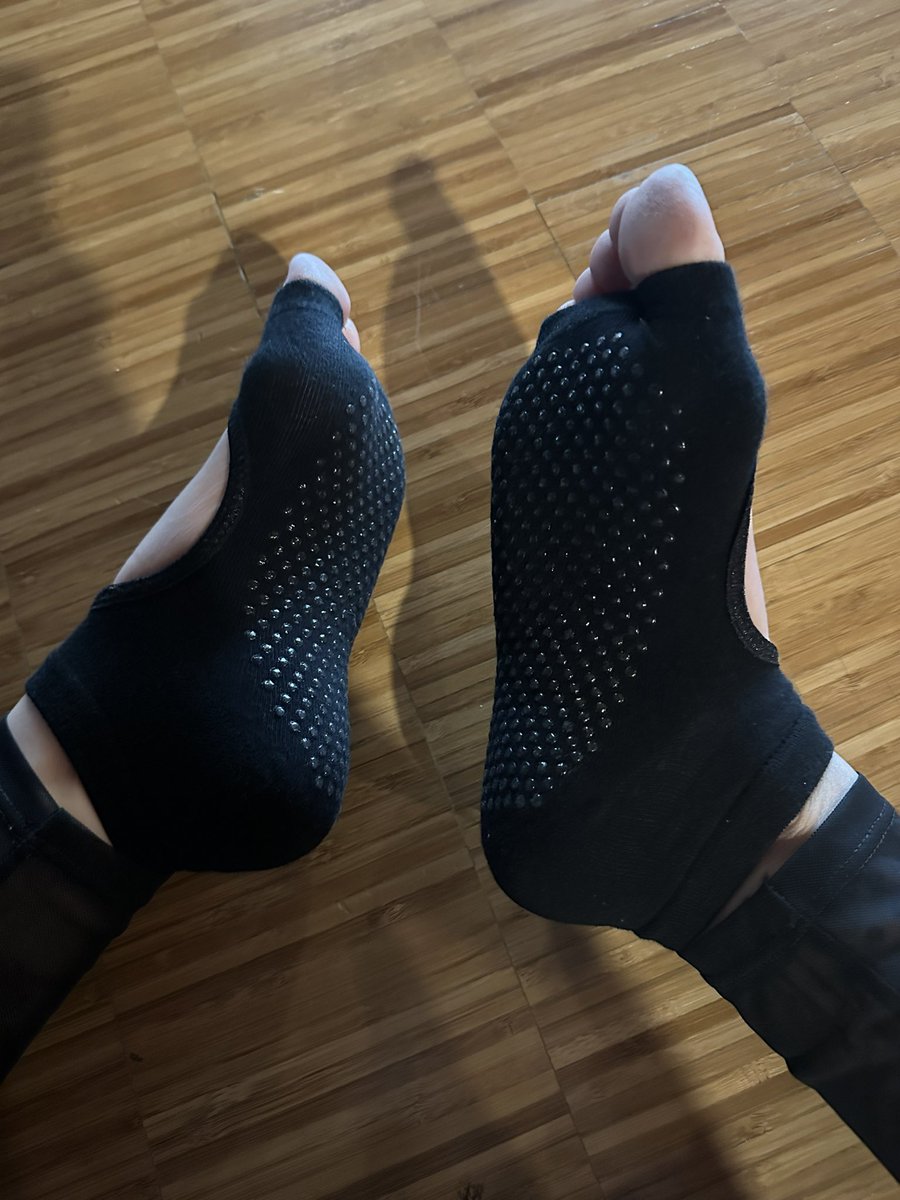 sister_socks's tweet photo. Hj testei as recém-chegadas meias anti-derrapantes. Perfeitas para andar pela casa e para a prática de Yoga, Tai—Chi, Pilates, … super confortáveis e ainda deixam os dedos livres, o q auxilia na mobilidade e na movimentação!
#MeiasTwitter #TwitterSocks #yoga #Pilates https://t.co/XPiHMjHBwd
