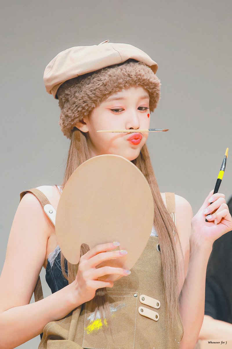 STAYCJJJJ's tweet photo. a painter Jaei will coloring your day to be brighter 👩🏻‍🎨🎨 https://t.co/zrNVjPBSdS