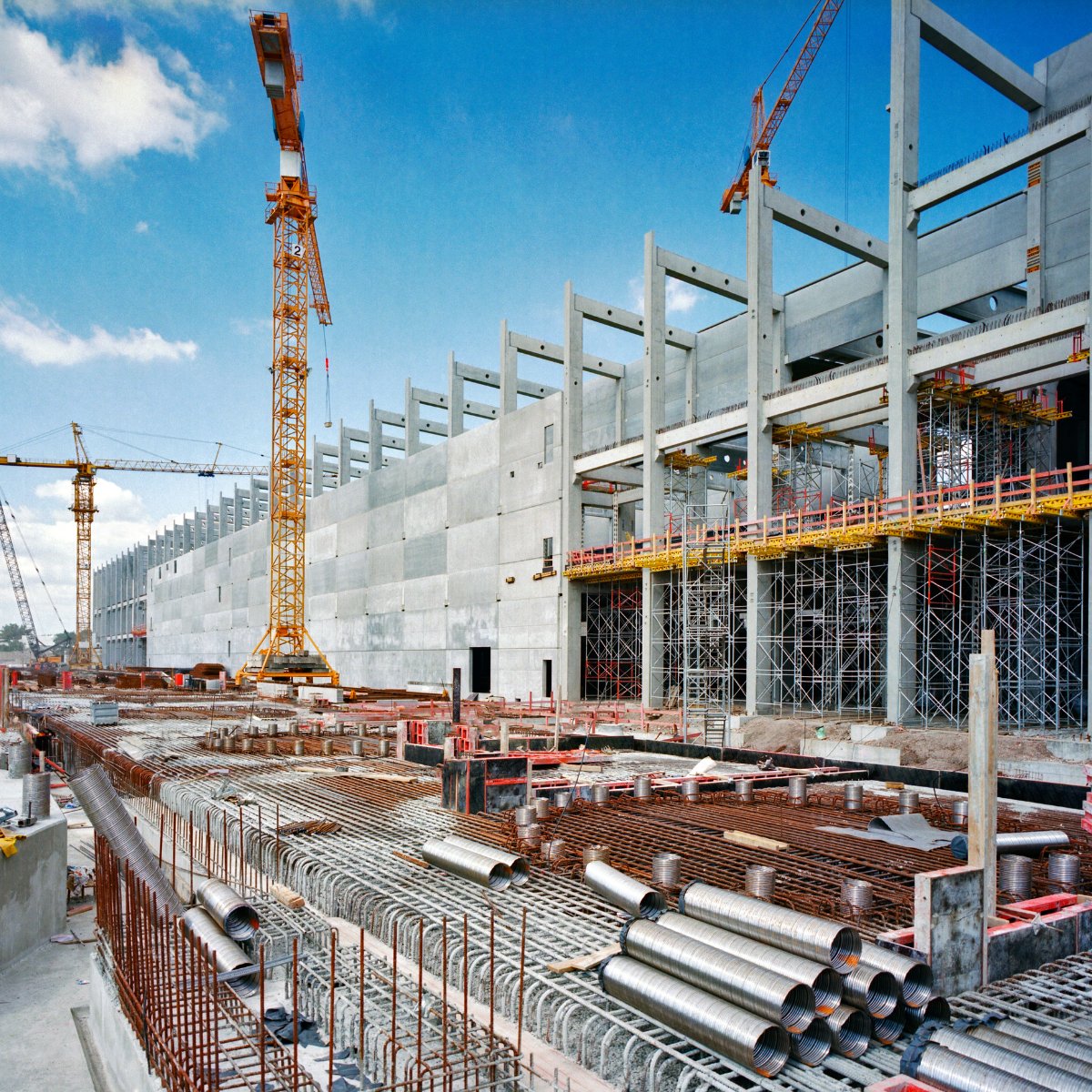 Did you know that #steel and #concrete contribute a staggering 14% of global carbon emissions. This new <a href="/CNplus/">Construction News</a> podcast explores the challenges and opportunities of reducing the #carbonfootprint of these crucial construction materials.
 bit.ly/3R9a0bC