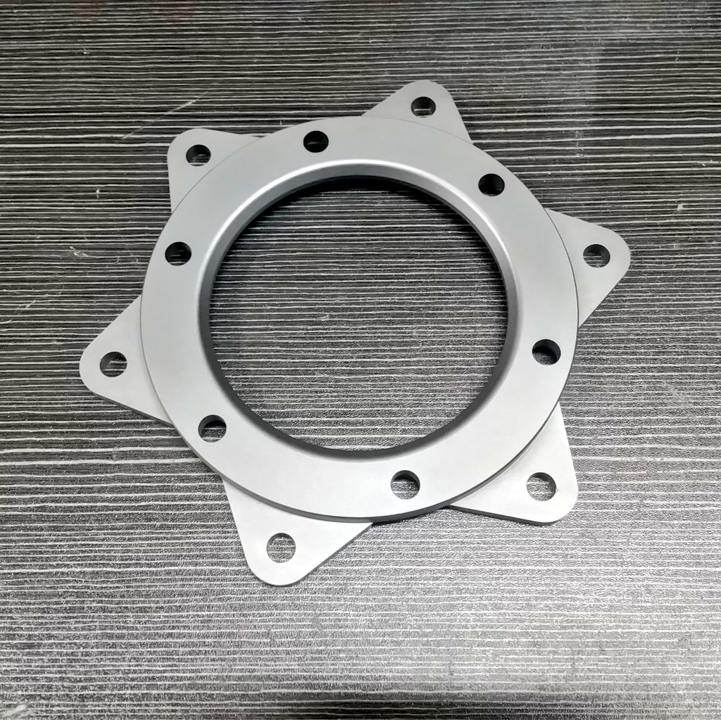 TakahashiRS's tweet image. ウルトラビー用オリジナルパーツ第1弾‼️
他車種用のスプロケットが使用できる【スプロケットアダプター】
まだ試作品なのでこれから色々テストして、問題無ければ販売に向けて準備を進めようと思います。
#サーロン #surron 
#UltraBee #ウルトラビー 
#カスタムパーツ 
#オリジナルパーツ