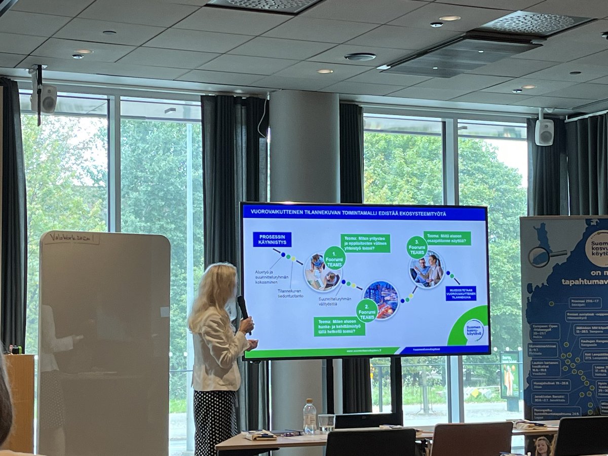 @kasvukaytavan strategiapäivillä <a href="/VillanenJaana/">Jaana Villanen</a> esittelee  @SitraFundissa #osaamisenaika projektissa kehitetyn  vuorovaikutteisen tilannekuva toimintamallin etenemistä. Kaikkiaan 20 aluetta hyödyntänyt mallia oman elinvoiman kehittämisessä!