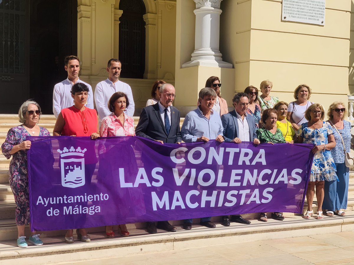 🟣 Nuestra concejala y portavoz municipal @antoniamorillas ha participado esta mañana en los dos minutos de silencio a las puertas del Ayto. de Málaga en repulsa por los últimos asesinatos machistas en la provincia de Sevilla y Jaen #VivasNosQueremos Denuncia ☎️ 016 #NiUnaMenos