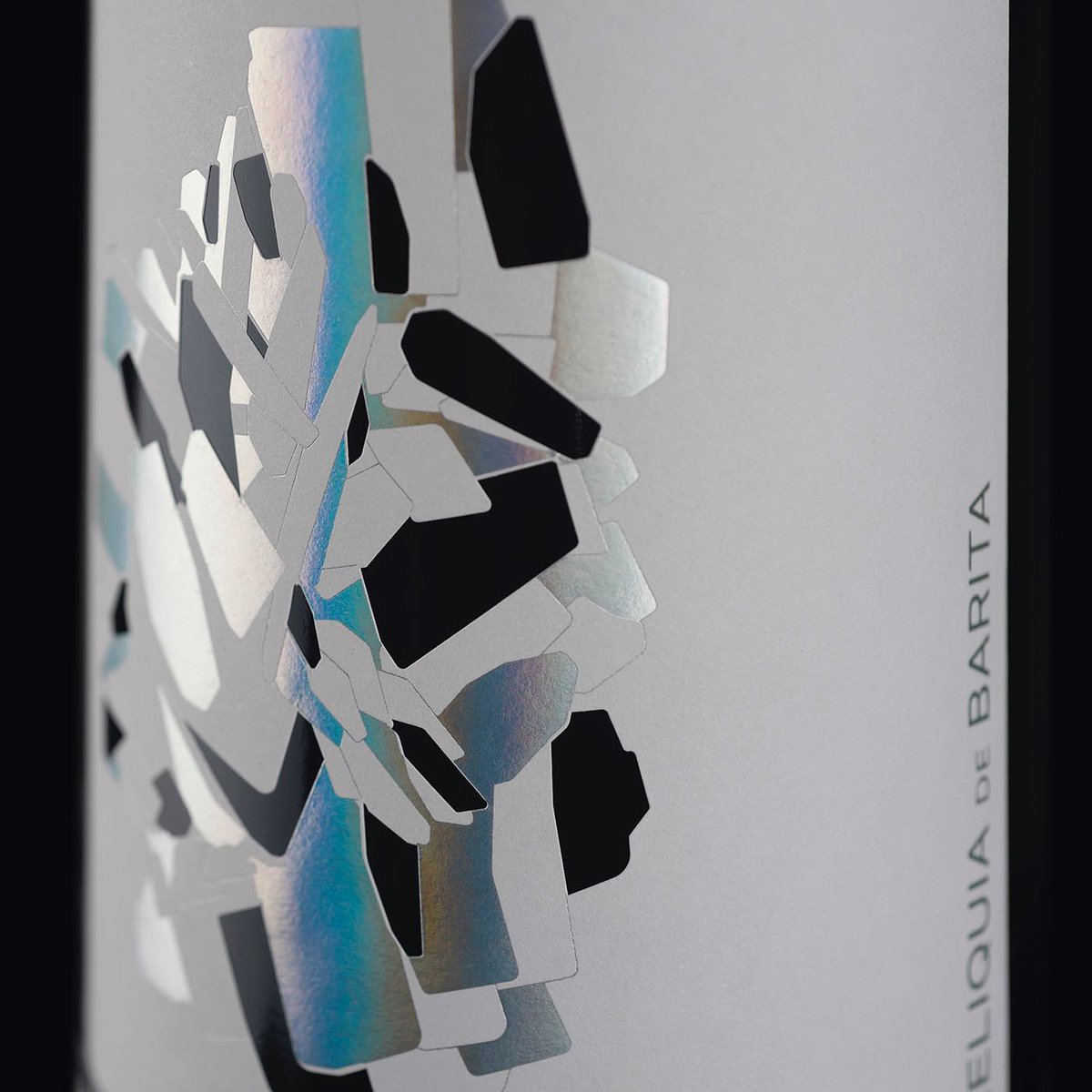 A complex die that allows light to pass through as you drink the #wine, which together with the rainbow laser stamping make a very elegant and striking set that simulates this precious stone.
packagingoftheworld.com/2023/09/reliqu…

#packagingdesign by <a href="/JaviGardunoEdD/">Javier Garduño EdD</a>