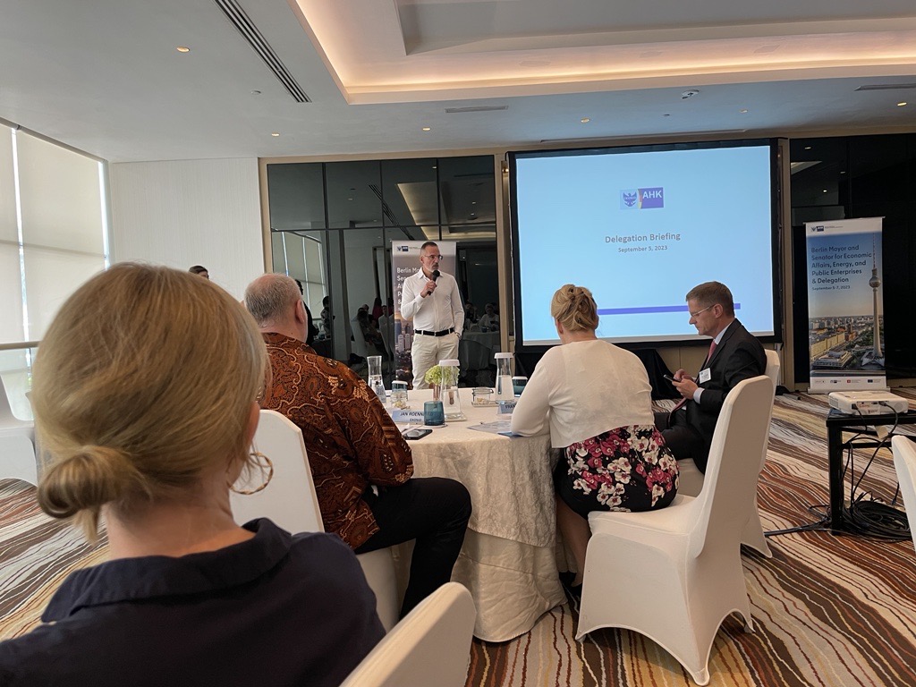 BerlinPartner's tweet photo. #Berlin X #Jakarta: Gemeinsam für #Innovation 🚀
Eine Berliner #Delegation aus Politik & Wirtschaft ist zu Gast in Jakarta, um die Kooperation in den Bereichen #Digitalisierung, #Energiewende und #Startup-Ökosystem zu stärken. 🌏Ein Anlass der Reise ist u.a. die Eröffnung des Jakarta Future City Hub, einem Projekt aus der langjährigen Zusammenarbeit der beiden Partnerstädten. #BerlinJakarta2023

Mehr dazu: https://t.co/O8EkaUvcZk