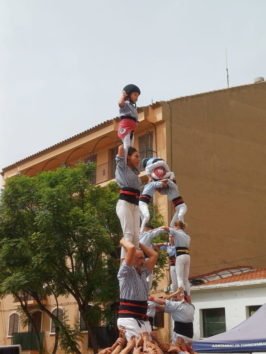 Després d'uns dies intensos, ahir posàvem el punt final a la Festa Major, amb l'ofrena i un pilar de lluïment. Diumenge participàvem en la Diada de Santa Rosalia. A la Diada de tots vam fer 3d6a,4d6ac, 3d6, 2pd4. Endavant Xiquets, ara 4 diades per a fer pas més! #castells