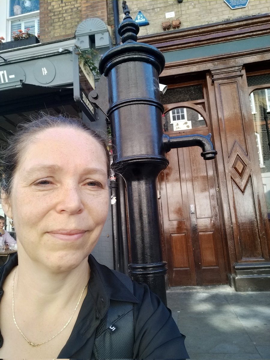 When in London (and being an #epidemiologist), one has to see the remembrance place of dr. #JohnSnow and the #cholera epidemic of 1854.

#CochraneLondon