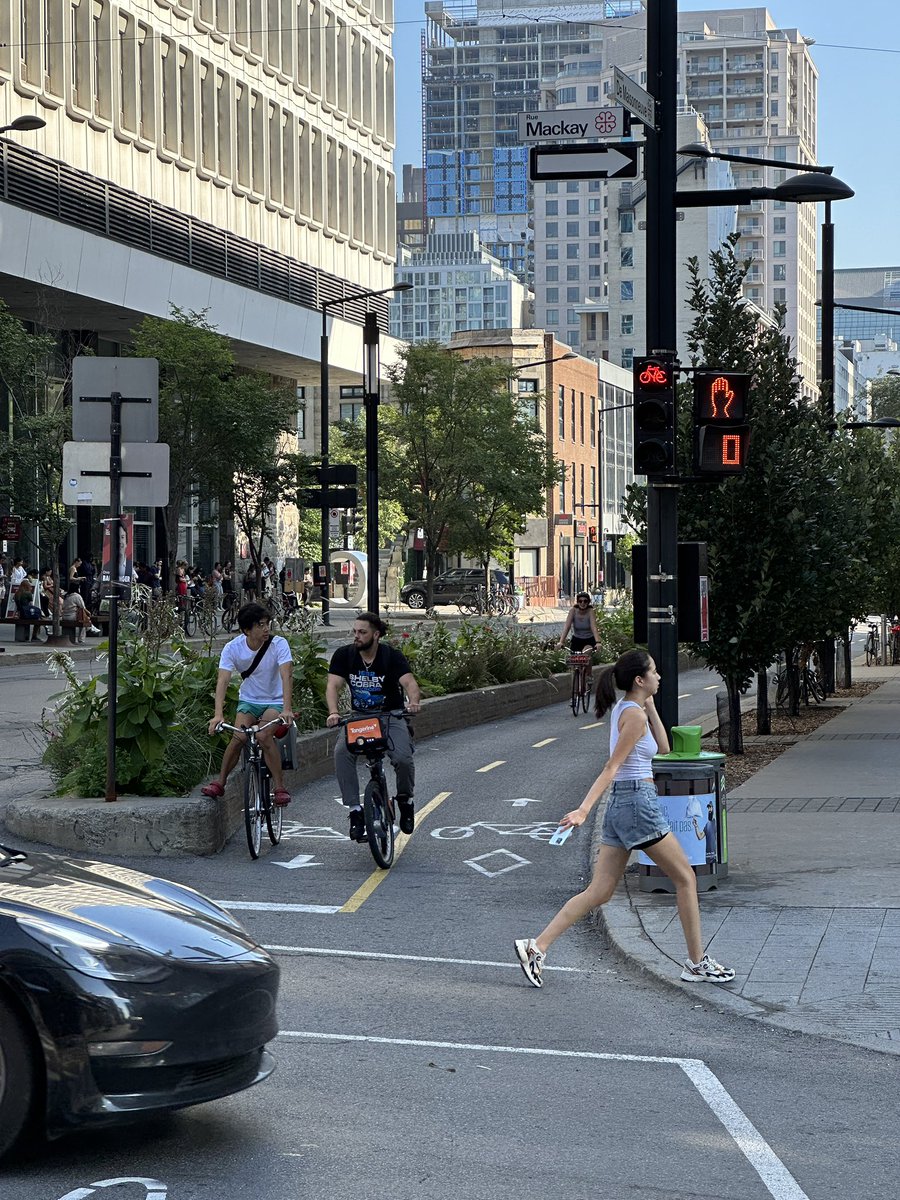 Trottoirs impeccables, belles pistes cyclables en site propre, cyclistes qui s’arrêtent aux feux, jeunes filles qui se promènent en short et crop top sans jamais se faire embêter… C’est beau quand même la civilisation 😉 #Montreal 🇨🇦