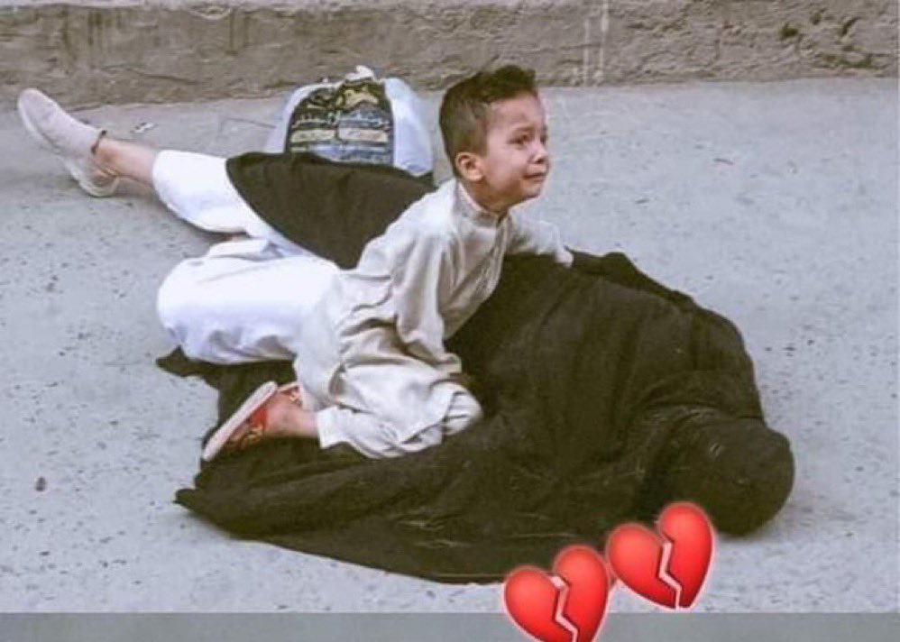 AsgharAchakzaii's tweet photo. ایک طرف #بلوچ وطن تربت میں بے سہارا #بلوچ ماں اپنے جوان بیٹے کی لاش پر اللہ تعالیٰ سے آہ وفریاد کی حالت میں جبکہ دوسری طرف #پشتونخواوطن سوات میں بے سہارا معصوم #پشتون بیٹااپنی ماں کی لاش پر آہ و فریاد کی حالت میں اللہ تعالیٰ سے فریاد اور مدد کی اپیل کر رہیں ہیں 
 یقیناًریاستی وحکومتی ظلم جبرلاقانونیت ماورائے آئین غیرانسانی وغیرجمہوری فیصلوں رویوں پالیسیوں اور منصوبوں کی وجہ سے تقریباًپورا #بلوچ_پشتون وطن آہ چیخ وپُکار بےبسی کے اسی طرح کے کالے بادلوں کی لپیٹ میں ہے