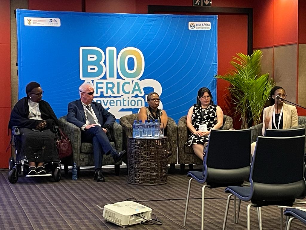 Ending off @ICGEB participation @BioAfricaCON today Dr Lawrence Banks @GroupTumour raises awareness #HPV #Cervicalcancer during #WomensHealth session 💗