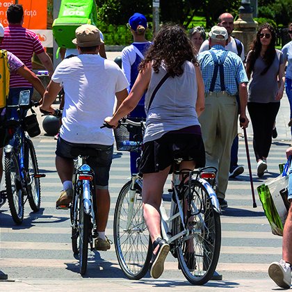 No, los ciclistas no tienen prioridad en los pasos de peatones debidamente señalizados. Para cruzar por un paso de peatones, es obligatorio bajarse de la #bici y pasarlo andando.

❌No respetar la prioridad de paso de los peatones: 200€