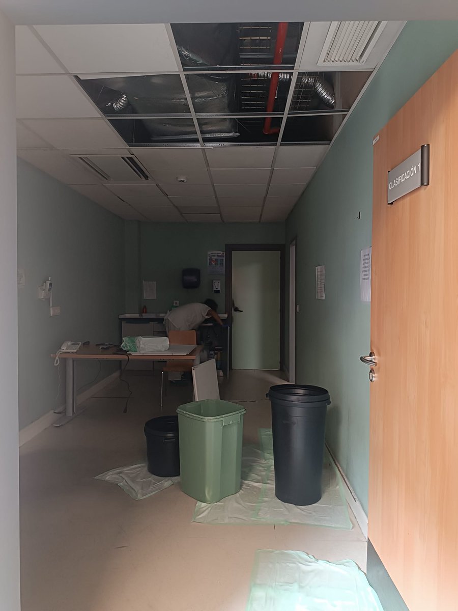 UgtCajal's tweet photo. Ampliamos info....  Para quien no conozca el Hospital, el camión esta justo en la salida de ambulancias. Y las otras dos fotos, es como están dos salas de triaje en Urgencias del RYC. 
@SaludMadrid @FatimaMatute https://t.co/Z8l0W2wRrz