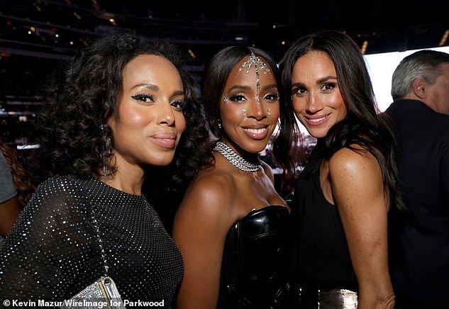 Julia44993's tweet photo. Meghan Markle with Kerry Washington and Kelly Rowland at Beyonce concert😍✨✨ https://t.co/mHY8qoqTn4