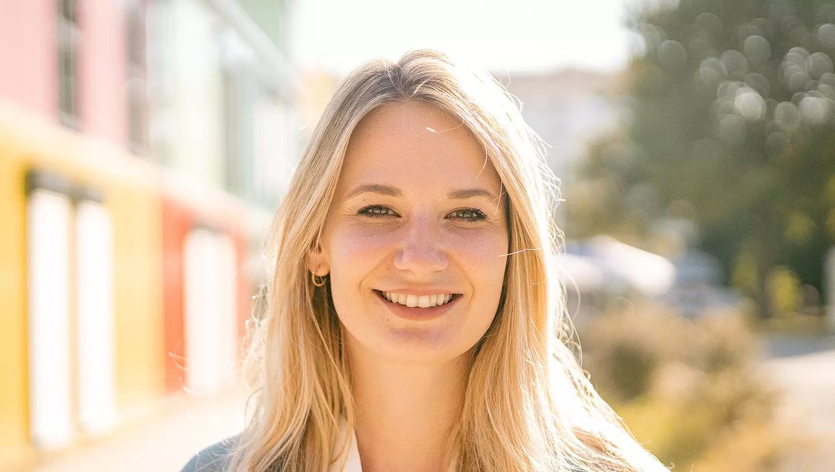 Sehr stark! Unsere Vorsitzende <a href="/JenniferKaiser9/">Dr. Jennifer Kaiser-Steiner</a> kämpft leidenschaftlich gegen den #Fachkräftemangel in der medizinischen Versorgung. Sie will die Bürokratie reduzieren, die #Digitalisierung fördern, #Pflege-Bachelor-Studiengänge ermöglichen und die Spezialisierung von