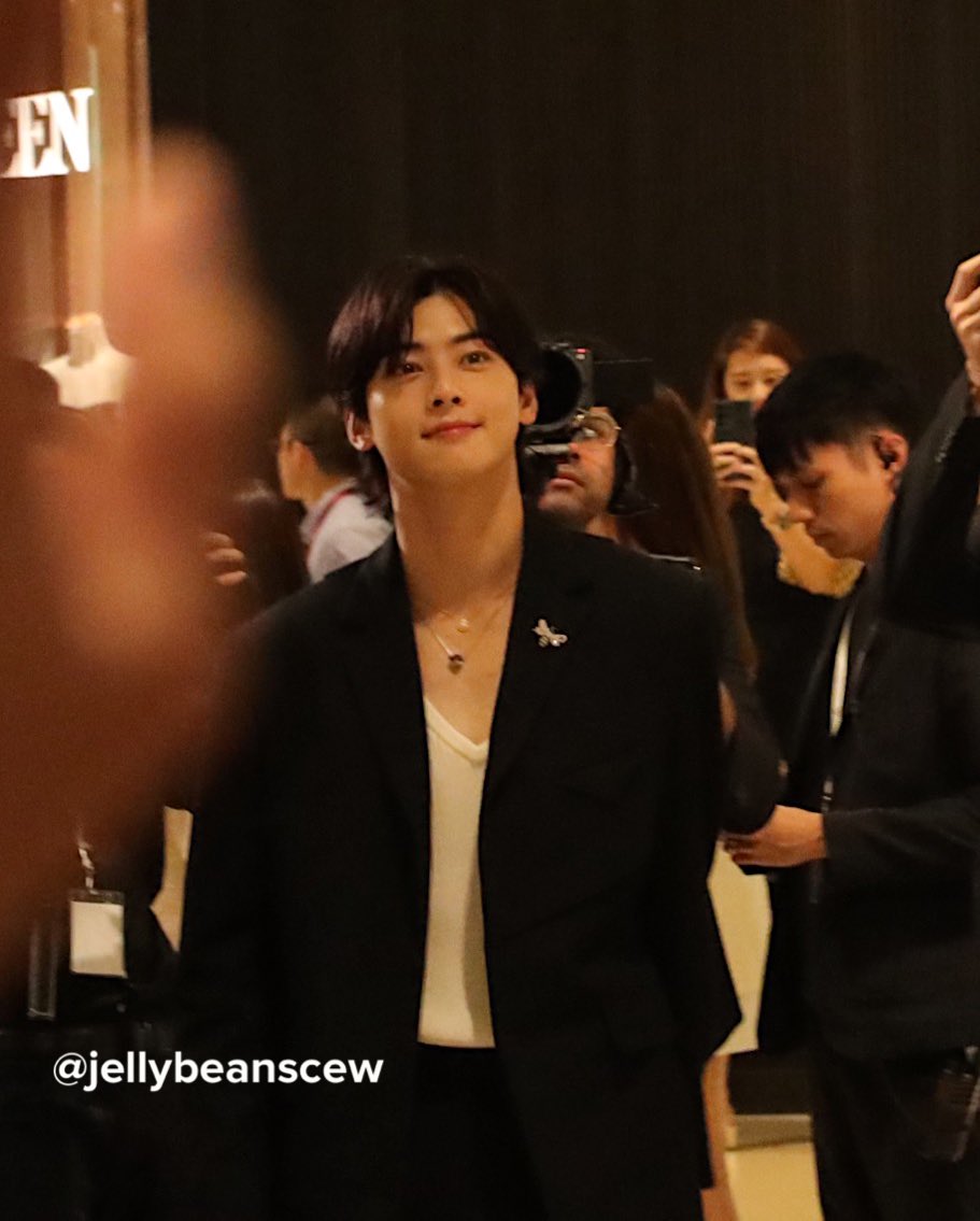 jellybeanscew's tweet photo. Hope to see you again soon mi love 😍

#CHAEUNWOO #CHAEUNWOOxCHAUMET #차은우 #ASTRO #Chaumet #CHAUMETxCHAEUNWOOinSG https://t.co/HLnwWSVtig