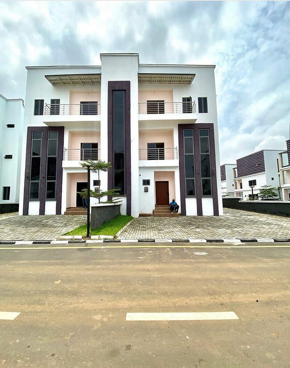 4 Beds | Garki | N8,500,000

This is a 4 Bedroom Semi Detached Duplex with 2 living Rooms and a BQ in a Mini Estate in Garki District. 

Landmark: Area 11

Rent : N8,500,000 P/A

Service charge : N570,000

Caution fee : N300,000

Legal & Agency : 15%

📍Location : Abuja